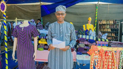 EXPOSITION VERNISSAGE AFRIQUE ÉLÉGANCE A PARAKOU : Modeste Kpogbé fait la promotion du pagne tissé . C&rsquo;est jusqu&rsquo;au 15 novembre à la place Tabéra