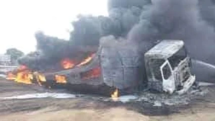 INCENDIE D&rsquo;UN CAMION TRANSPORTANT DE L&rsquo;ESSENCE DE CONTREBANDE SUR L&rsquo;AXE N&rsquo;DALI-BEMBÉRÉKÉ : 3 morts et 4 blessés graves