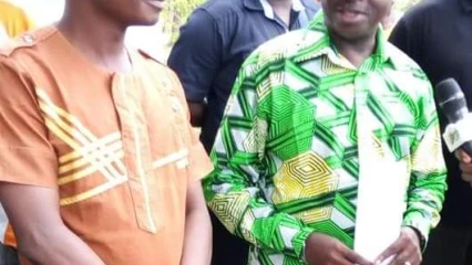 JOURNÉE NATIONALE DE L&rsquo;ARBRE DANS L&rsquo;ALIBORI: Moussa et Gounignan mettent des plants en terre à Gogounou
