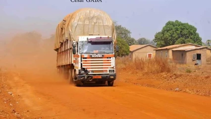 MISE EN ŒUVRE DU PROGRAMME D&rsquo;ACTIONS DU GOUVERNEMENT : Le Bénin en chantier, Kouandé inhale la poussière et se noie  . Le bitumage de la route Kota-Kouandé-Péhunco-Guessou sous silence radio  . Le pont de Kankou oublié