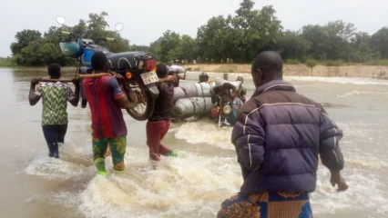 MONTEE DES EAUX DU FLEUVE OKPARA DANS LA COMMUNE DE TCHAOUROU : L’éternel calvaire des populations de Kika . Piroguiers et certains jeunes gens en raffolent