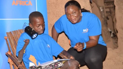 ŒUVRE SOCIALE A BOUKOMBE : La fondation Moov Africa illumine l&rsquo;avenir des écoliers de l&rsquo;Epp Koupagou . Des apprenants ont reçu des kits de lampes solaires pour étudier