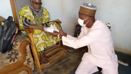 OPERATION DE DISTRIBUTION GRATUITE DE SAVON POUR LE LAVAGE DES MAINS A PARAKOU : Kadiri Gandé Bata appuie plus de 600 ménages du 3e arrondissement  . Un geste digne d’un véritable disciple de Gbadamassi