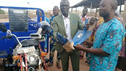 PARAKOU/ASSAINISSEMENT DU CADRE DE VIE DE DOKPAROU : Inoussa Zimé Chabi dote l&rsquo;association des jeunes d&rsquo;un tricycle