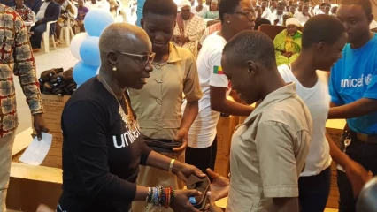 POUR ENCOURAGER LA SCOLARISATION DES FILLES : L&rsquo;Unicef et la Fondation Batonga font don de chaussures aux adolescentes