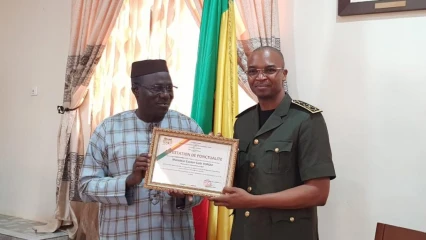 POUR SA PONCTUALITÉ LORS DES RÉUNIONS, Le préfet Cissé distingue le maire Yorou