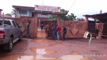 SBEE/AGENCE KPÉBIÉ DE PARAKOU :  Des flaques d’eau empirent le calvaire des clients