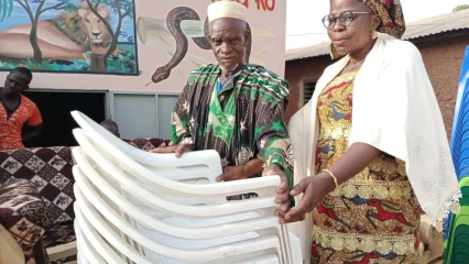 TCHAOUROU : L&rsquo;He Bagoudou fait don de salon et de chaises au roi de Barérou