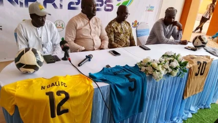 Tournoi Barutem Challenge cup à Nikki :Le Promoteur Dr Illyass Sina Dounhouirou remet des maillots aux équipes participantes