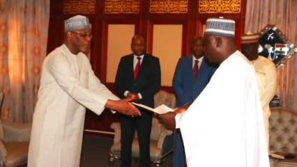 UN AN APRÈS SA NOMINATION  : L&rsquo;ambassadeur du Bénin au Niger présente enfin les copies figurées de ses lettres de créance   . Vers la normalisation de la relation entre les deux pays 