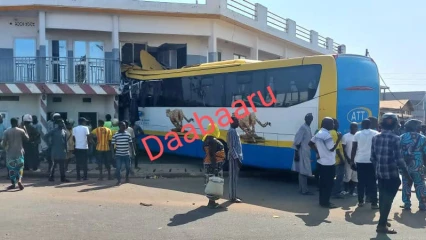 URGENT : Un bus termine sa course au rez-de-chaussée de l&rsquo;immeuble Daabaaru