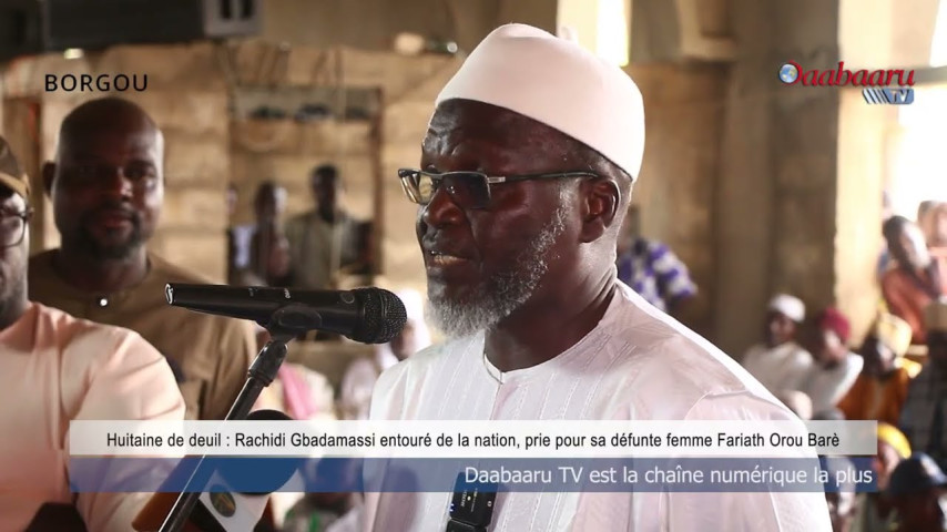 Huitaine de deuil :  Gbadamassi entouré de la nation, prie pour sa défunte femme Fariath Orou Barè